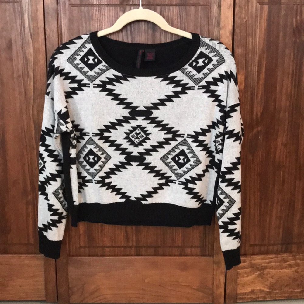 Cropped Black and Grey Patterned Sweater